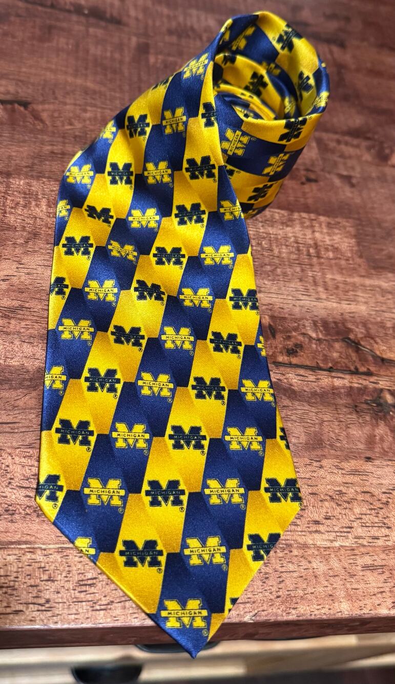 Mens Michigan Wolverines Football Silk Neck Tie 58.5 x 4in